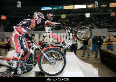 James Dabill (links) aus Großbritannien Rennen gegen Shaun Morris aus Großbritannien im Belfast der Indoor Trial World Championship Runde von Adam Raga aus Spanien gewonnen. Stockfoto