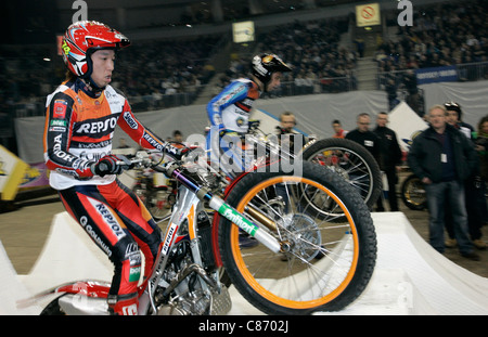 Takahisa Fujinami aus Japan Rennen gegen Albert Cabestany aus Spanien im Belfast Runde Indoor Trial World Championship, gewann durch Adam Raga aus Spanien. Stockfoto