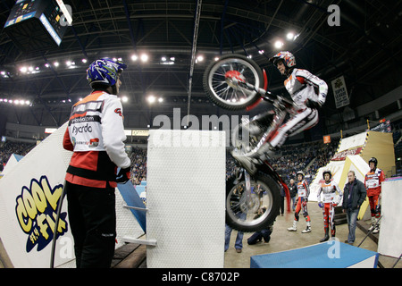 Jeroni Fajardo aus Spanien auf seinem Motorrad Gas Gas in Aktion im Belfast Runde Indoor Trial World Championship, gewann durch Adam Raga aus Spanien. Stockfoto