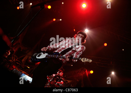 BELFAST, Großbritannien - NOVEMBER 10: Dougie Poynter von McFly führt auf Odyssey Arena am 10. November 2008 in Belfast, Nordirland Stockfoto