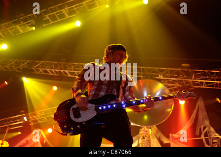 BELFAST, Großbritannien - NOVEMBER 10: Dougie Poynter von McFly führt auf Odyssey Arena am 10. November 2008 in Belfast, Nordirland Stockfoto