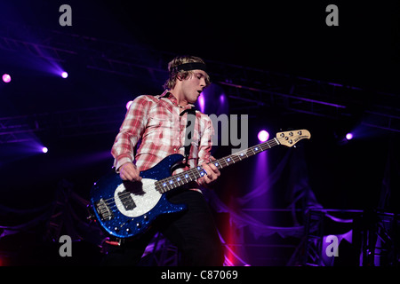 BELFAST, Großbritannien - NOVEMBER 10: Dougie Poynter von McFly führt auf Odyssey Arena am 10. November 2008 in Belfast, Nordirland Stockfoto