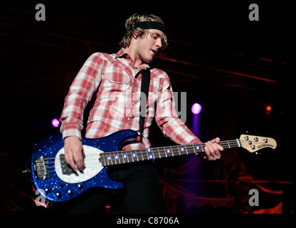 BELFAST, Großbritannien - NOVEMBER 10: Dougie Poynter von McFly führt auf Odyssey Arena am 10. November 2008 in Belfast, Nordirland Stockfoto