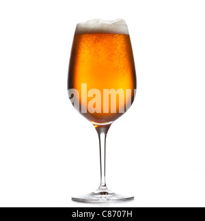 Isolierte Weinkelch mit kleinen Tröpfchen der Kondensation auf der Außenseite des Glases gekühlt und mit goldenen farbigen Bier gefüllt Stockfoto