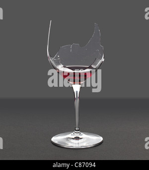 Rotwein in eine gebrochene Glas Wein mit einer Extraktion-Pfad in der Datei gespeichert Stockfoto