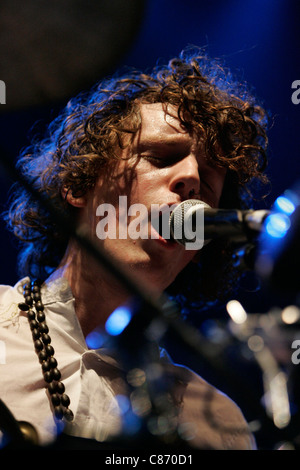 Blaine Harrison mit der Mystery Jets führt auf der Bühne der NME Brat Pack Awards Tour, Ulster Hall, Belfast, Nordirland. Stockfoto