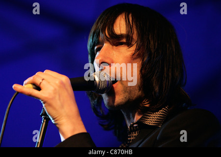 BELFAST, Vereinigtes Königreich - 16 NOVEMBER: Bobby Gillespie von Primal Scream führt auf St. Georges Market am 16. November 2008 in Belfast, Nordirland Stockfoto