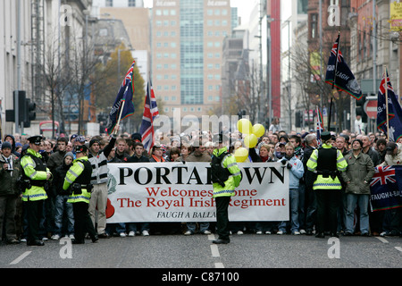 Loyalisten demonstrieren gegen die Sinn Féin-Demonstration auf der Royal Irish Regiment RIR Homecoming Parade in Belfast am 2. September 2008 in Belfast, Nordirland. Die Parade, die relativ friedlich, war für die Truppen aus dem Irak und Afghanistan zurückkehren. Stockfoto