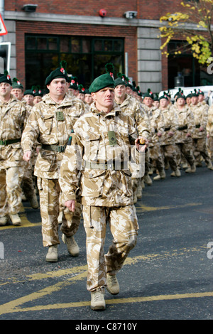 Royal Irish Regiment Soldaten marschieren auf der Royal Irish Regiment RIR Homecoming Parade in Belfast auf 2. September 2008 in Belfast, Nordirland. Die Parade, die relativ friedlich, war für die Truppen aus dem Irak und Afghanistan zurückkehren. Stockfoto