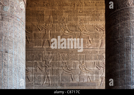 Säulen und Wände mit Reliefs innerhalb der Säulenhalle im ptolemäischen römischen Tempel des Chnum in Esna, Ägypten Stockfoto