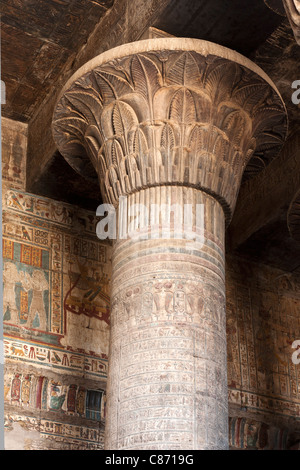 Spalte Kapital innerhalb der Säulenhalle im ptolemäischen römischen Tempel des Chnum in Esna, Ägypten Stockfoto