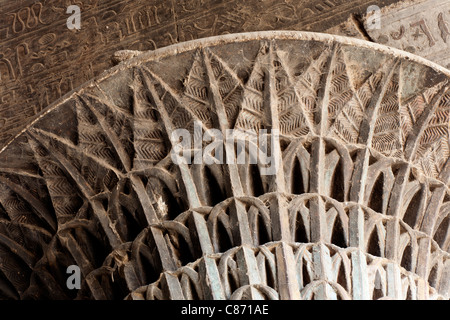 Spalte Kapital innerhalb der Säulenhalle im ptolemäischen römischen Tempel des Chnum in Esna, Ägypten Stockfoto