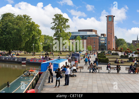 Blick über den Kanal-Becken und Bancroft Park Royal Shakespeare Theatre, Stratford Warwickshire, England, Großbritannien Stockfoto