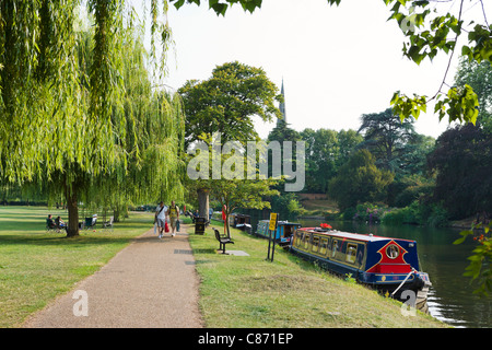 Menschen gehen an den Ufern des Flusses Avon, Stratford Warwickshire, England, UK Stockfoto