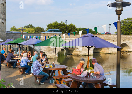 Pub-Terrasse mit Blick auf den Fluss Avon auf Cox Werft am frühen Abend, Stratford-upon-Avon, Warwickshire, England, UK Stockfoto