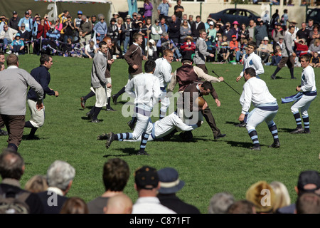 Re-Enactment der erste Rugby-Spiel gespielt in Neuseeland bei Botanics Reserve, Nelson, 1870 - "Stadt" gegen Nelson College Stockfoto