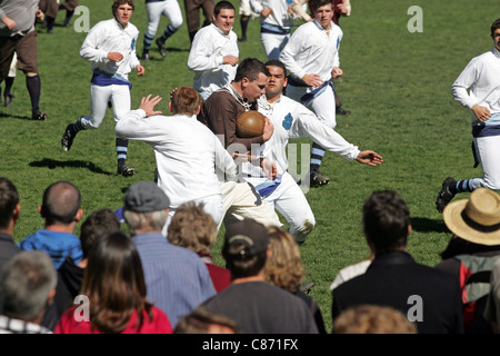Re-Enactment der erste Rugby-Spiel gespielt in Neuseeland bei Botanics Reserve, Nelson, 1870 - "Stadt" gegen Nelson College Stockfoto