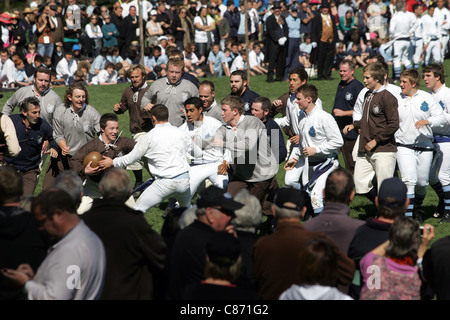 Re-Enactment der erste Rugby-Spiel gespielt in Neuseeland bei Botanics Reserve, Nelson, 1870 - "Stadt" gegen Nelson College Stockfoto