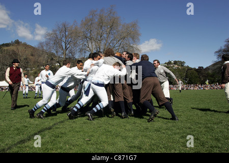 Re-Enactment der erste Rugby-Spiel gespielt in Neuseeland bei Botanics Reserve, Nelson, 1870 - "Stadt" gegen Nelson College Stockfoto