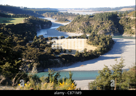 Die Waimakariri River in Maori - "Kaltes Wasser" fließt durch die Täler wie es leitet nach Osten an den Pazifischen Ozean geben Stockfoto