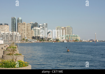 Mann in einem Kajak paddeln entlang der Toronto Harbour Front mit moderne Skyline von Toronto im Hintergrund Stockfoto