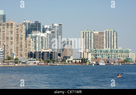 Mann in einem Kajak paddeln entlang der Toronto Harbour Front mit moderne Skyline von Toronto im Hintergrund Stockfoto