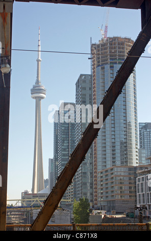 Der CN Tower, eingerahmt durch die Stahlträger der Bathurst Street Bridge in der Innenstadt von Toronto, Ontario, Kanada Stockfoto