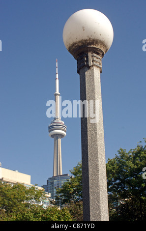 Laternenpfahl entlang Toronto Harbour Front mit dem CV-Tower im Hintergrund Stockfoto