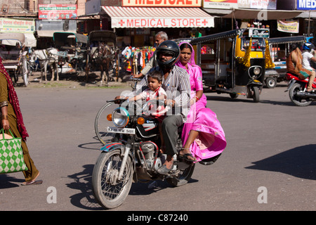 Indische Familie, Motorrad, Straßenszene am Markt Sardar Girdikot, Jodhpur, Rajasthan, Nordindien Stockfoto