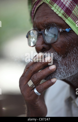 Alten indischen Mann Rauchen eine Beedi Andhra Pradesh in Indien Stockfoto