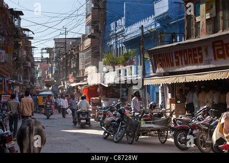 Beschäftigt Straßenszene Tambaku Bazar in Jodhpur Altstadt, Rajasthan, Nordindien