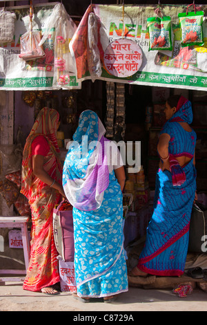 Indische Frauen einkaufen, Straße SceneTambaku Bazar in Jodhpur Altstadt, Rajasthan, Nordindien Stockfoto
