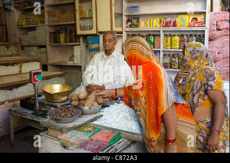 Indische Frauen Einkaufen von Lebensmitteln Tambaku Bazar in Jodhpur Altstadt, Rajasthan, Nordindien Stockfoto