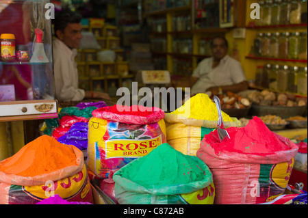 Pulver-Lackfarben für Holi Festival zum Verkauf an Katala Bazar in Jodhpur Altstadt, Rajasthan, Nordindien Stockfoto