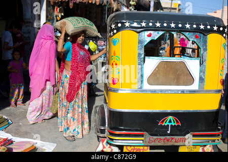 Überfüllten Straßenszene Menschen einkaufen auf Sardar Markt am Girdikot, Jodhpur, Rajasthan, Nordindien Stockfoto