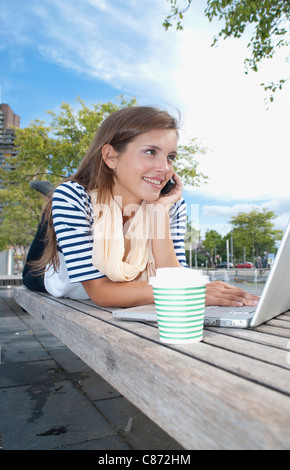 Junge Frau mit Laptop-Computer Stockfoto