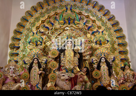 Kunstvoll verziert Darstellung der Göttin Durga im "Mudiali Club Puja im" in Kolkata (Kalkutta), West Bengal, Indien. Stockfoto