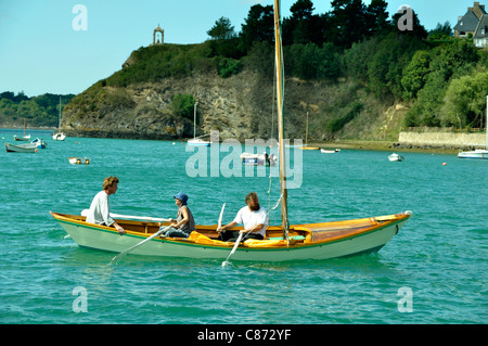 Maritimen Events: "Doris: de Cale de Cale". Eine Dory mit einem Mast in St. Suliac Bucht (Rance, Bretagne, Frankreich). Stockfoto