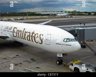 Emirates Airlines Boeing 777-300 ER, der internationale Flughafen Birmingham, Birmingham, West Midlands, England, UK, Europa. Stockfoto