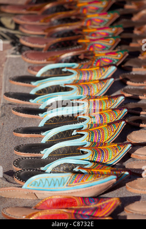 Traditionelle Lederschuhe zum Verkauf an Rohet, Rajasthan, Nordindien Stockfoto