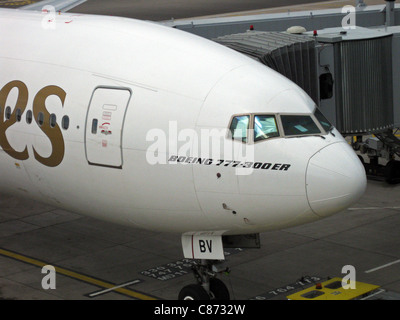 Emirates Airlines Boeing 777-300 ER, Seriennummer A6-EBV, internationalen Flughafen Birmingham, Birmingham, West Midlands, England. Stockfoto