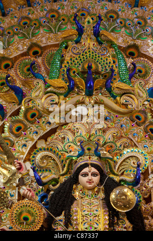 Kunstvoll verziert Darstellung der Göttin Durga im "Mudiali Club Puja im" in Kolkata (Kalkutta), West Bengal, Indien. Stockfoto