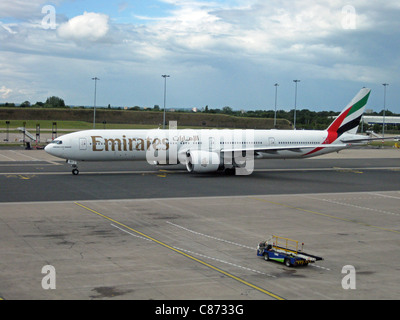 Emirates Airlines Boeing 777-300 ER, Birmingham, West Midlands, England, UK, Großbritannien, Westeuropa. Stockfoto