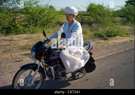 Indischer Mann auf dem Motorrad im Rohet, Rajasthan, Nordindien Reisen Stockfoto