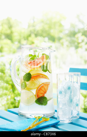 Krug mit Limonade auf einem Picknick-Tisch Stockfoto