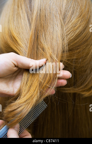 Frau beim Friseur Stockfoto