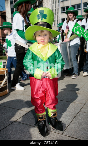 kleiner Junge gekleidet wie ein Kobold am St. Patricks Day Parade und Konzert BELFAST, Vereinigtes Königreich - 17 März: Stockfoto