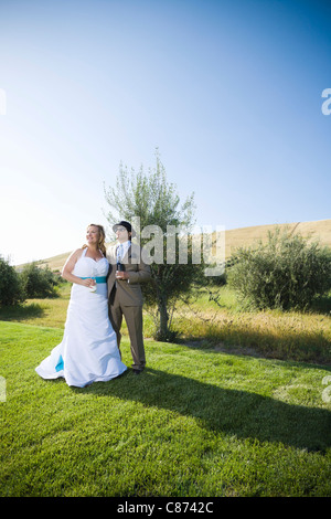 -Modell veröffentlicht.  Keine Eigenschaft Release.Bridge und Bräutigam auf dem Rasen. Stockfoto