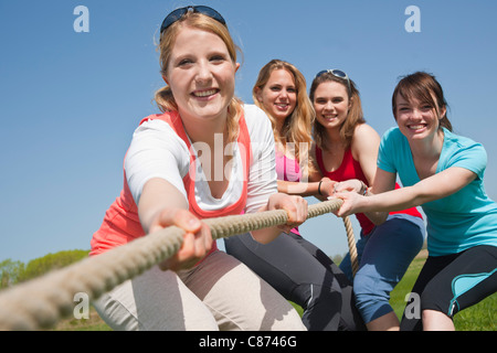 Junge Frauen ziehen am Seil Stockfoto