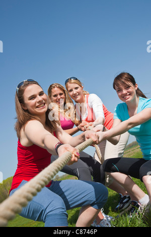 Junge Frauen ziehen am Seil Stockfoto